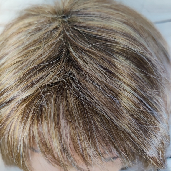 Wig w/strap - Picture 5 of 6